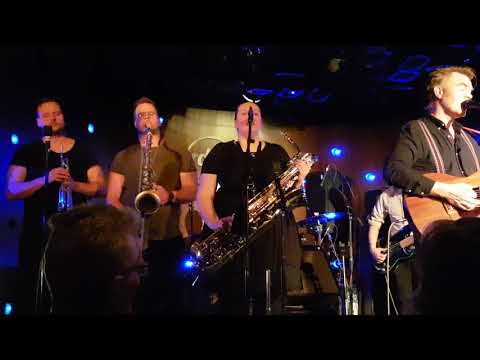 Jónas og Ritvélar Framtíðarinnar. Hafið er svart.