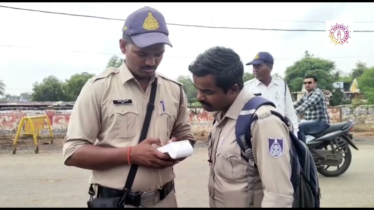 विदिशा में बिना हेल्मेट वाहन चालकों पर चलानी कार्यवाही ,पुलिसकर्मी का भी बन गया चालान.....