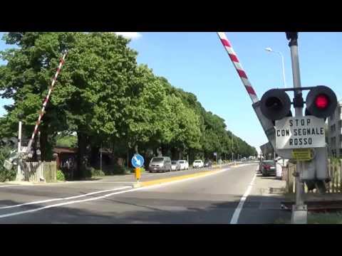 Passaggio a livello di via Guglielmo Oberdan con le barriere in alluminio - Faenza (RA)