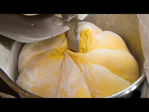 Giant succulent melon bread making master / 巨大爆漿菠蘿麵包製作 - Taiwanese food