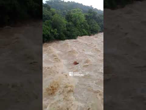 Fuerte creciente del río Fragua Chorroso en el municipio de San José del Fragua en #caquetá