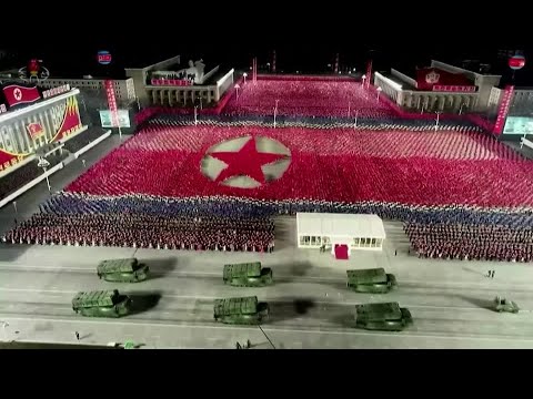 北朝鮮が新型潜水艦ミサイルを披露 (North Korea shows off new submarine missiles)