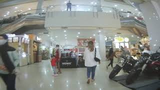 Main micro drone FPV 4K didalam mall