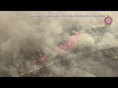 叢林大火威脅著澳洲的弗雷澤島。 (Bushfires threaten Australia's Fraser Island)
