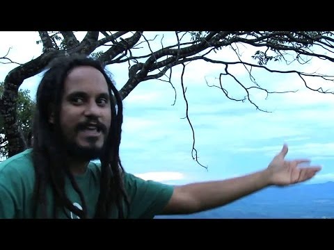 Helio Bentes cantando no abismo na vila de São Jorge GO