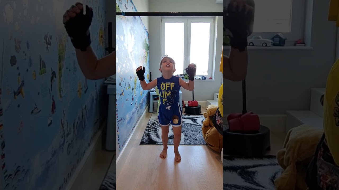 Sześciolatek podciąganie na drążku do klatki piersiowej.