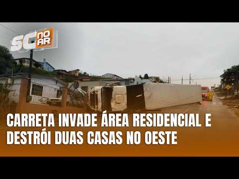 Carreta invade área residencial e destrói duas casas em São Lourenço do Oeste