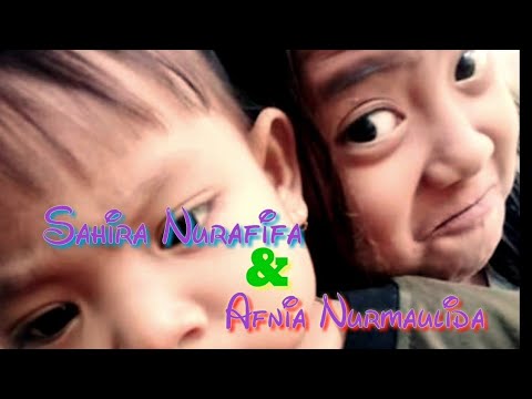 Afifa Mengelus-Elus Si Kucing