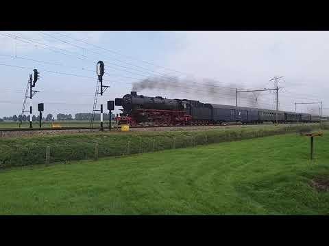 01 1075 mit einem Schnellzug in Niftrik (NL)