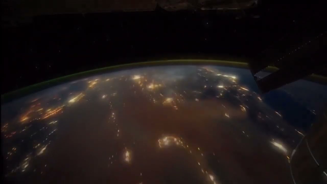 A TERRA VISTA DO ESPAÇO À NOITE PELA ESTAÇÃO ESPACIAL ISS.