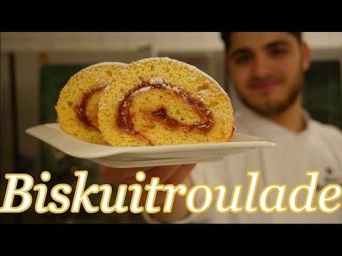 Biskuitroulade mit Erdbeerenmarmelade