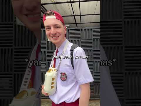 Invite the foreigner to try elementary school snacks