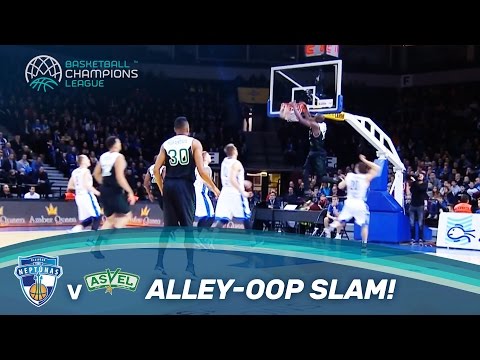 Beautiful alley-oop dunk by Bandja Sy!