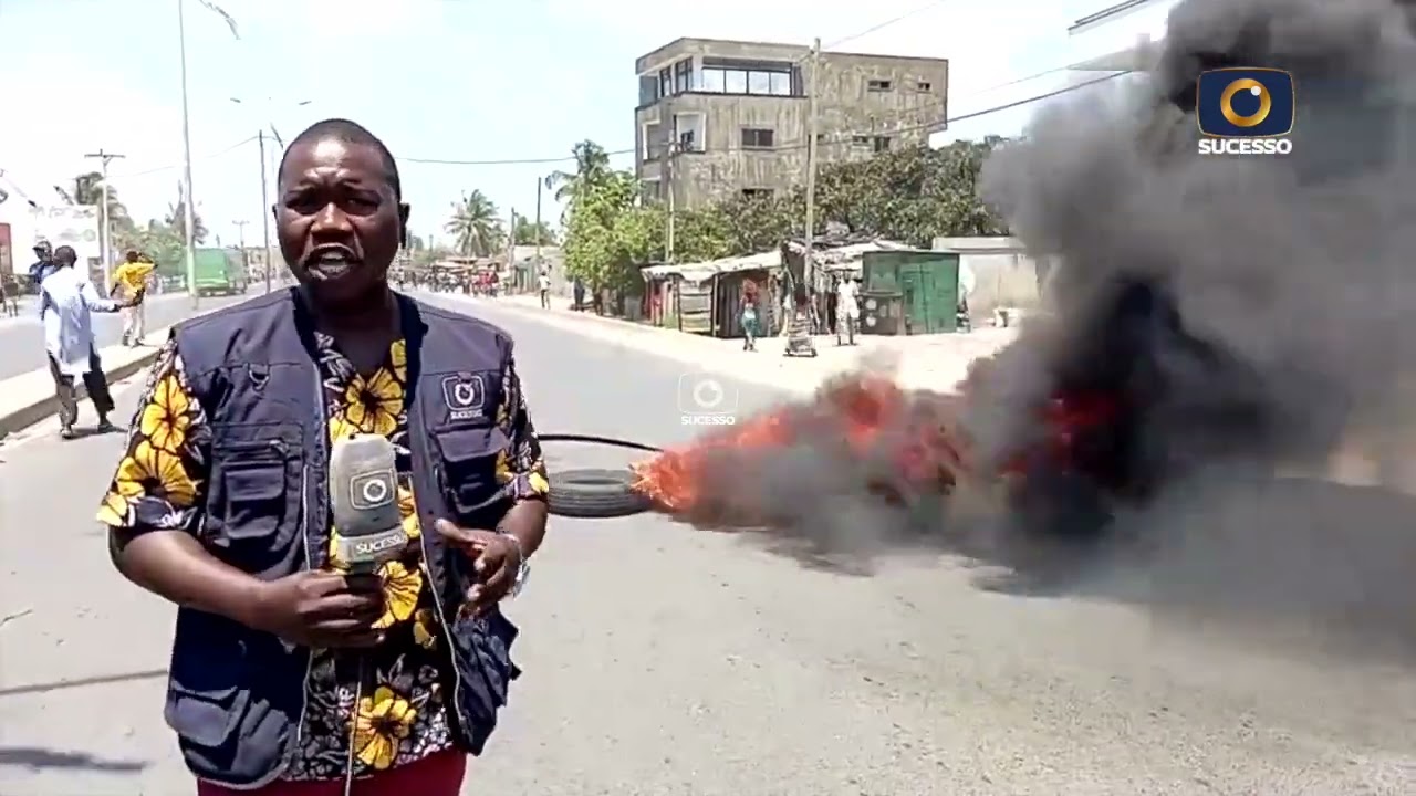 DESCONHECIDOS QUEIMAM PNEUS E BLOQUEIAM ESTRADA NO BAIRRO DA MUNHAVA