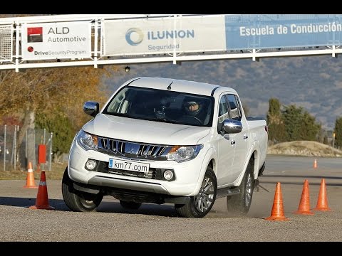 Mitsubishi L200 Double Cab 250 DI-D 154 CV – Maniobra de esquiva (moose test) y eslalon | km77.com