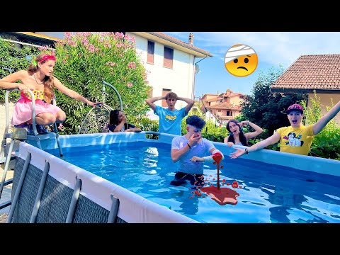 IL MIO AMICO SI E' ROTTO IL BRACCIO IN PISCINA!!! - by Charlotte M.