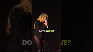 Download lagu Sabrina Carpenter making up excuses to avoid taking fan's phone 😂 #shorts #sabrinacarpenter #concert mp3