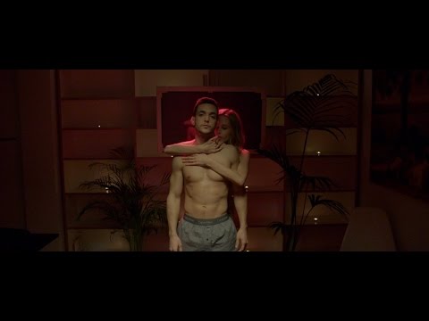 C. Tangana - Lo hace conmigo (Video Oficial)