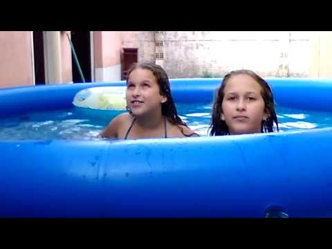 Tomando banho de piscina com nossa mãe 💖 