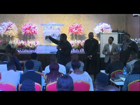 UNBEDINGT ANSEHEN! – Wie Reverend David Ogbueli Reverend Dubus Achufusi in sein apostolisches Amt...