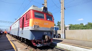 Электровоз ЭП1-127 с почтово-багажным поездом прибывает на станцию Белогорск