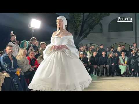 Veľa (nahej) kože aj vztýčený prostredník: Fialová s Kocúrikovou ako šachové kráľovné na móle