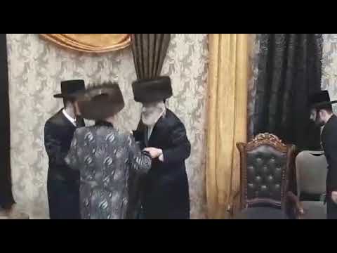 האדמו"ר מהארנאסטייפאל רוקד באירוסי בתו, אב תשפ"ב(1)