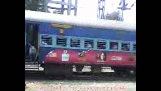 preview picture of video 'WAP4 Bhagyanagar Express Leaving Secunderabad Railway Station.'