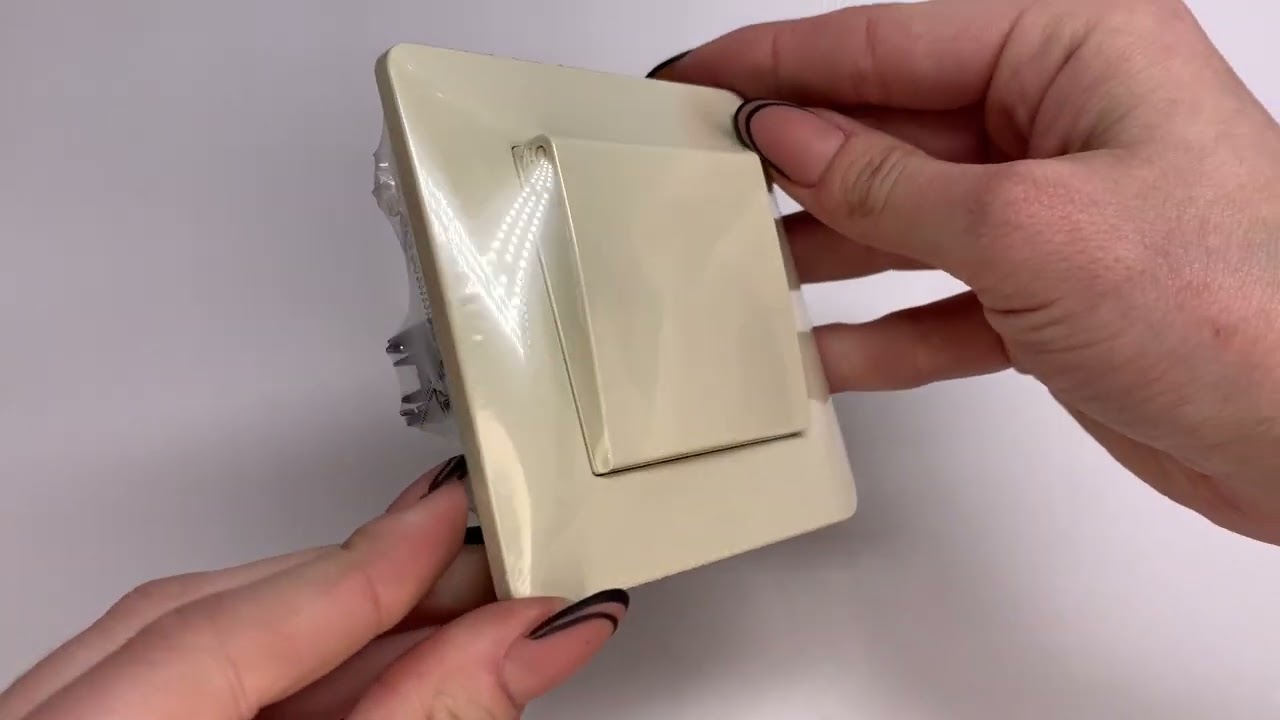 Розетка одинарная с/з и защитной крышкой VIDEX Binera крем (VF-BNSK1GС-CR)