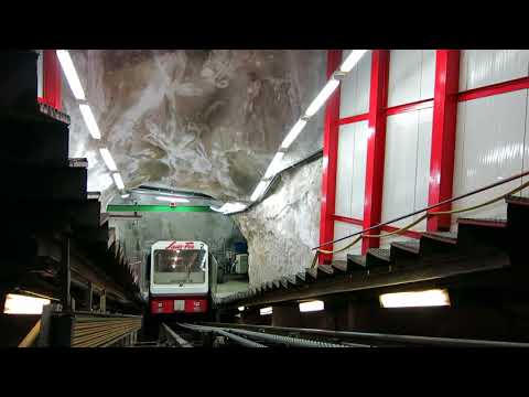 Standseilbahn 3906.01 Saas Fee Felskinn - Mittel Allalin Wagen kommt in die Bergstation