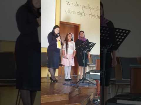 Surorile lăudand pe Domnul.