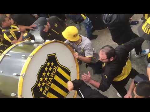 "Entrada de bombos (clásico  nacional vs Peñarol 2017)" Barra: Barra Amsterdam • Club: Peñarol