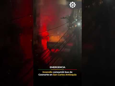 🚨 Un bus de la empresa Coonorte se incendió anoche en el casco urbano de San Carlos, Antioquia.