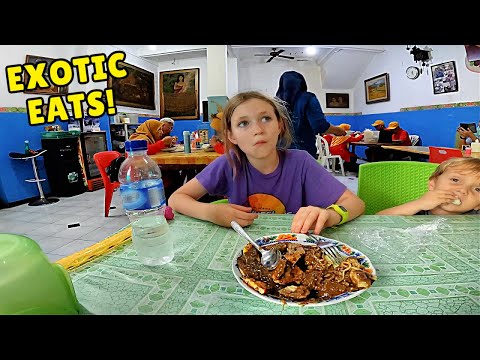 $2 BEEF MOUTH SOUP | Trying RUJAK CINGUR in Surabaya, Indonesia 🇮🇩 | Indonesian Food Reaction