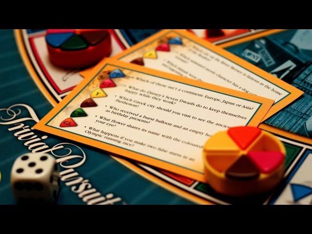 Vídeo relacionado con Juego de Mesa Trivial Pursuit Edición Familiar, Juego de Preguntas para Noche de Juegos en Familia, Juegos de Mesa a Partir de 8 Años