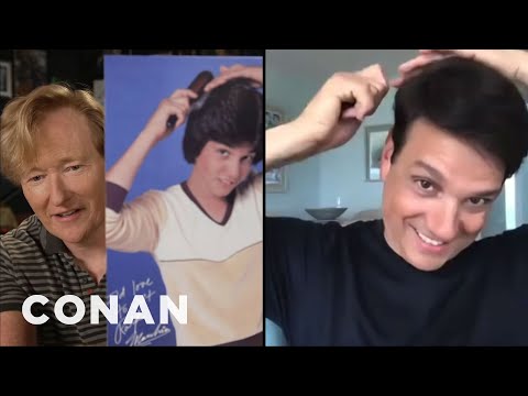 拉爾夫-馬奇奧的孩子們發現了他的80年代青少年雜誌的照片 - CONAN on TBS (Ralph Macchio’s Kids Found His ‘80s Teen Magazine Photos - CONAN on TBS)