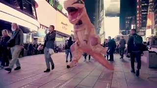 Um Dinossauro na Times Square dançando Pra Subir - GMeyer e Viih Tube