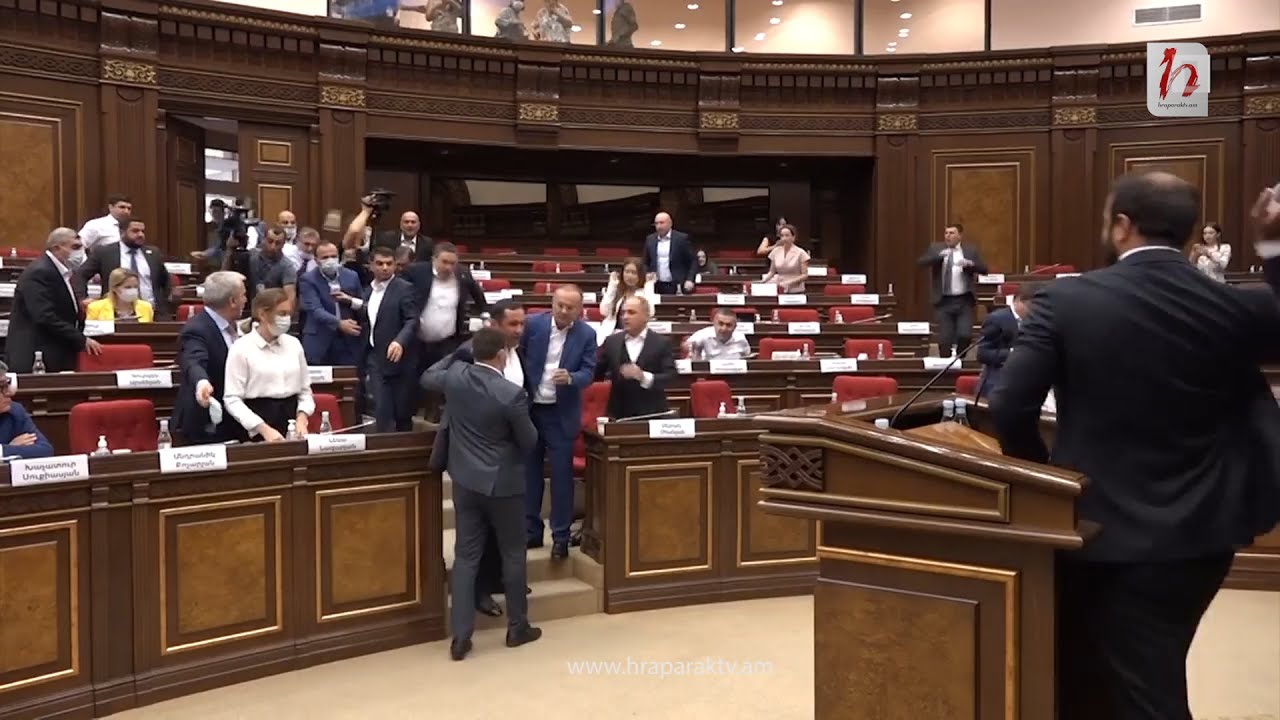 Նոր կադրեր ԱԺ-ում տեղի ունեցած ծեծկռտուքից