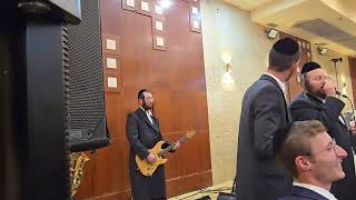 שירה וריקודים סוערים עד שהאולם החליט לעשות סוף בביצוע מוטי גולדמן בליווי הרשי סגל