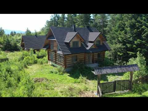 Dom z bali w otoczeniu lasu