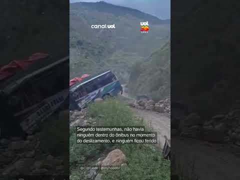 Ônibus é atingido por pedras gigantes durante deslizamento e cai de encosta no Nepal