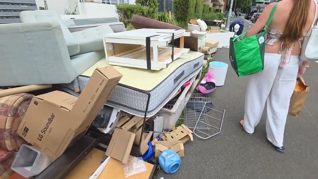 Я ОбАлДеЛа ! Нашла сумку и коробку на свалке и забрала ! Не свалка а антикварн?