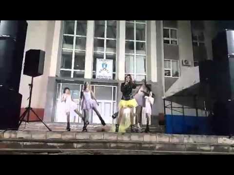 Laura Vetty Kangoo Jumps