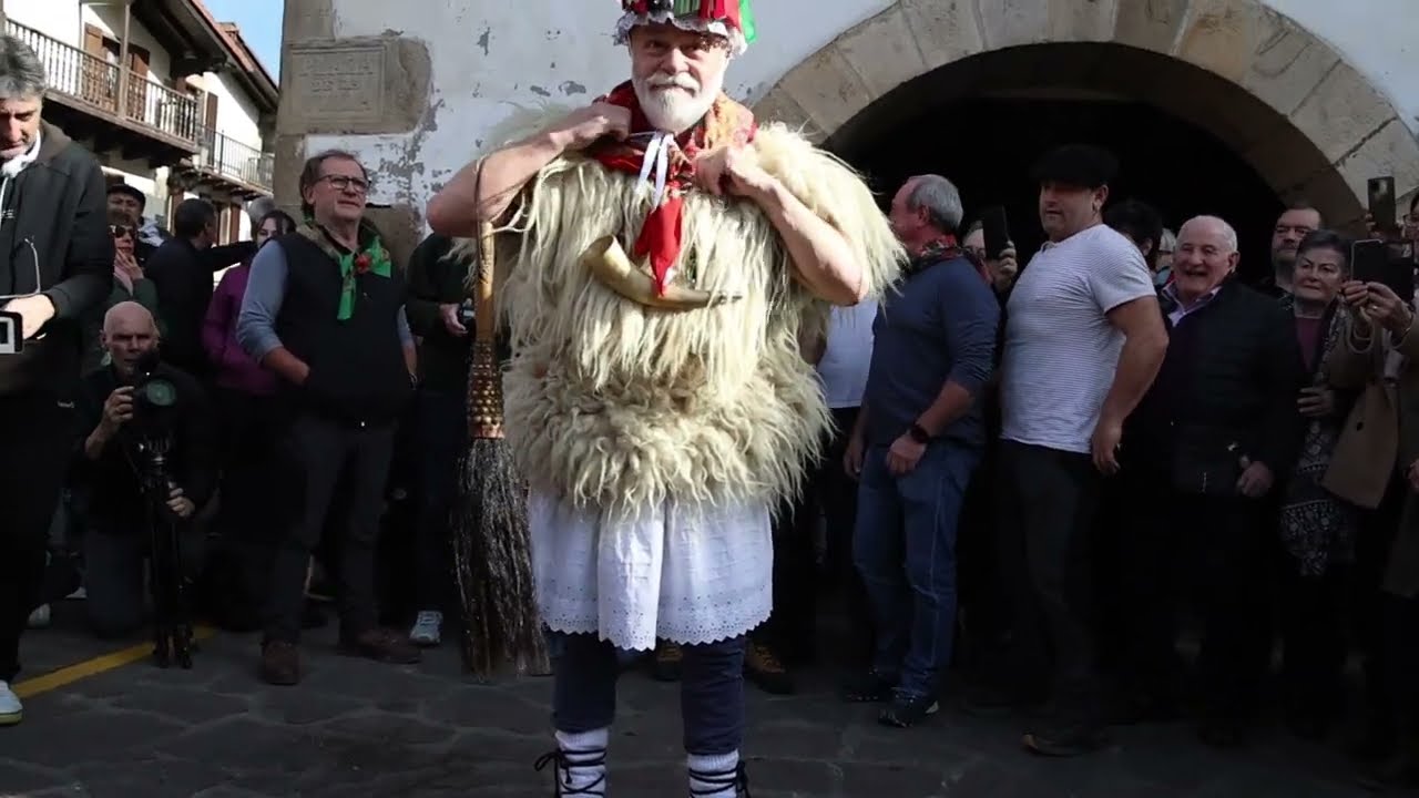 Vistiendo al Joaldun. Carnaval de Ituren, Navarra