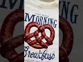 REMERA CROP ESTAMPADA PRETZEL