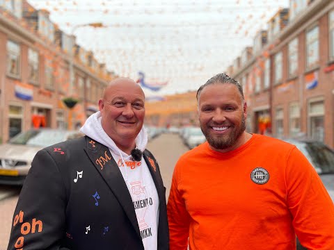 John Medley verrast oranjestraat in Scheveningen met optreden
