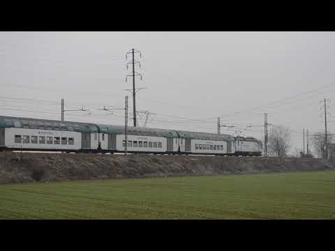 E464 Trenord con carrozze a due piani incrocia complesso di ALe724 nei pressi di Voghera