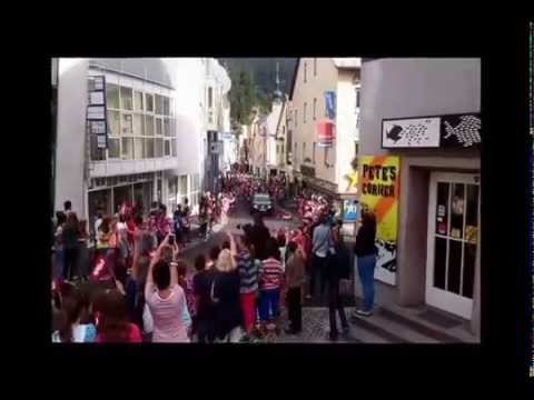 Daniel filmt seine Fans - in der Kramergasse in Imst