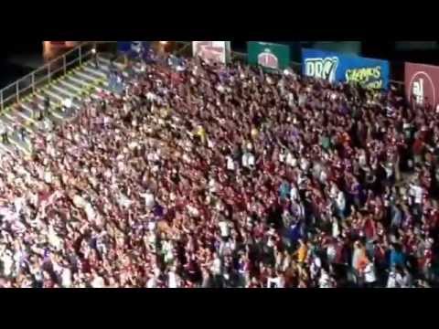 "Ultra Morada entrada de los equipos, Saprissa vs Kansas 2014" Barra: Ultra Morada &bull; Club: Saprissa