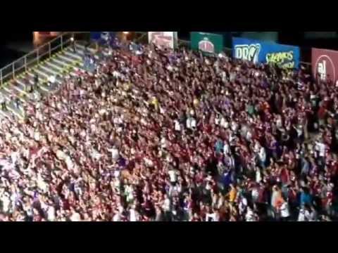 "Ultra Morada entrada de los equipos, Saprissa vs Kansas 2014" Barra: Ultra Morada • Club: Saprissa